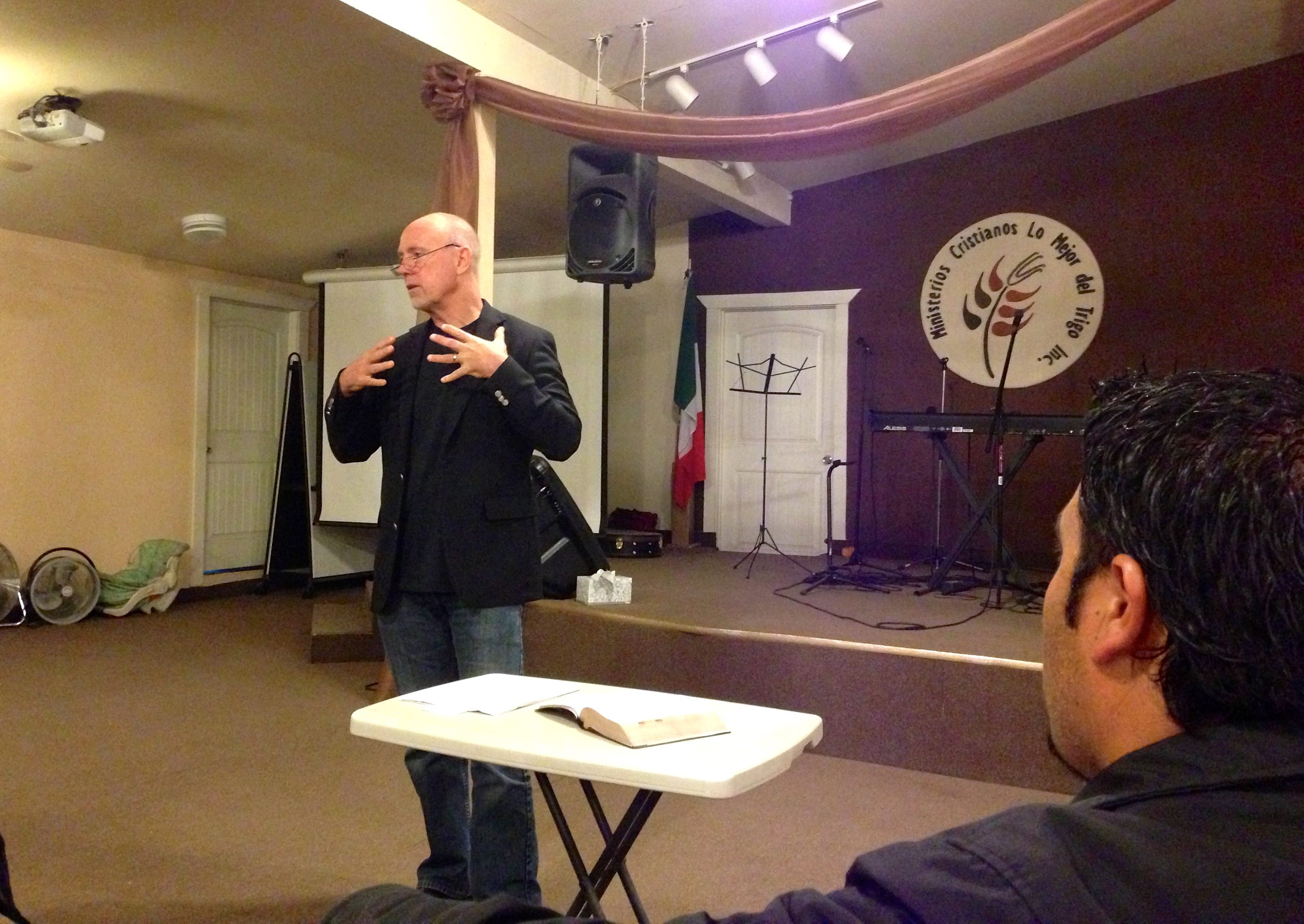 Bill Yarbrough teaching on Christ centered preaching with the pastors from Lo Mejor del Trigo