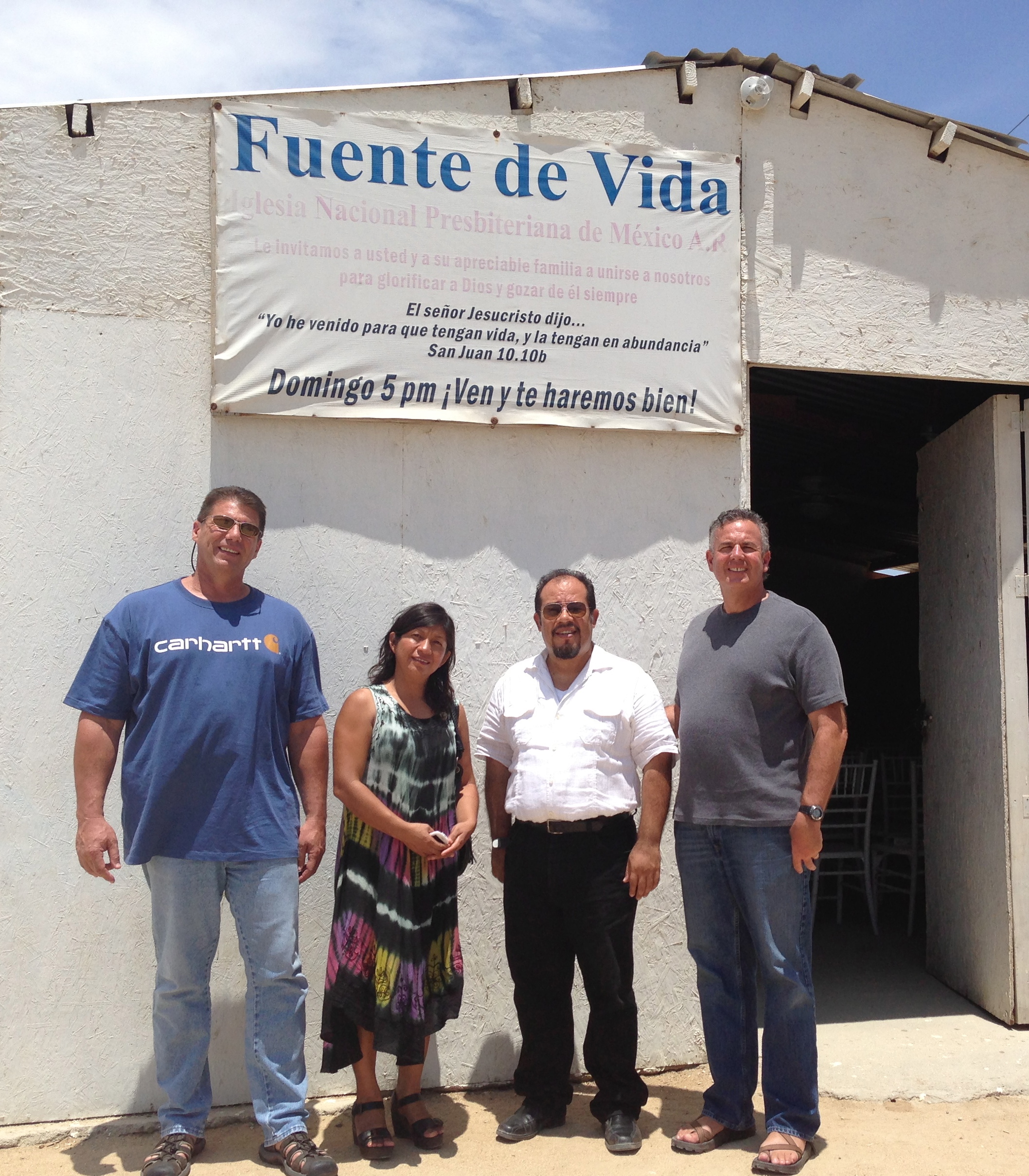 Peter, Jasmin, Benjamin and Dave in front of Fuente de Vida Church