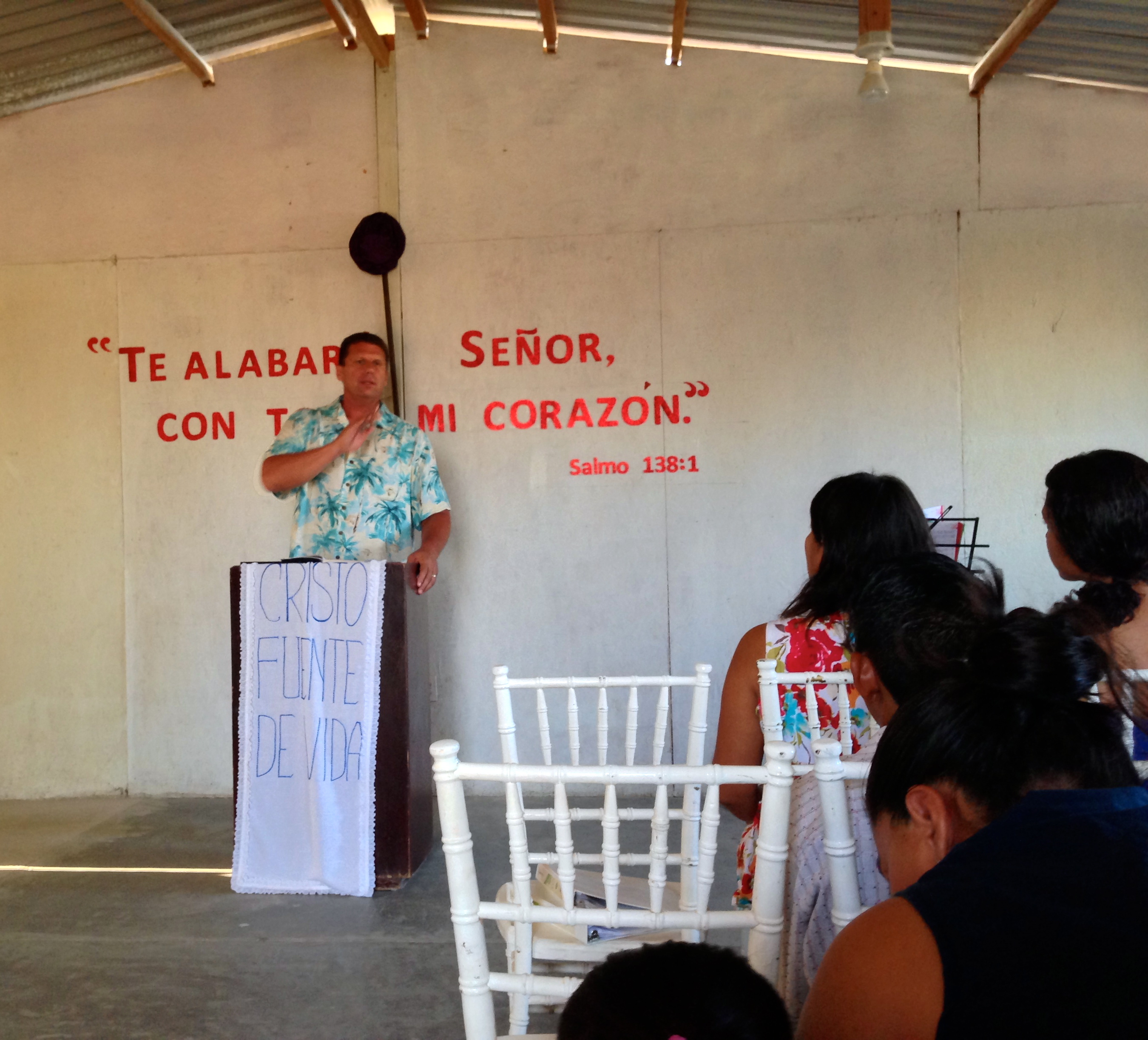 Peter Boling sharing his testimony at Fuente de Vida mission