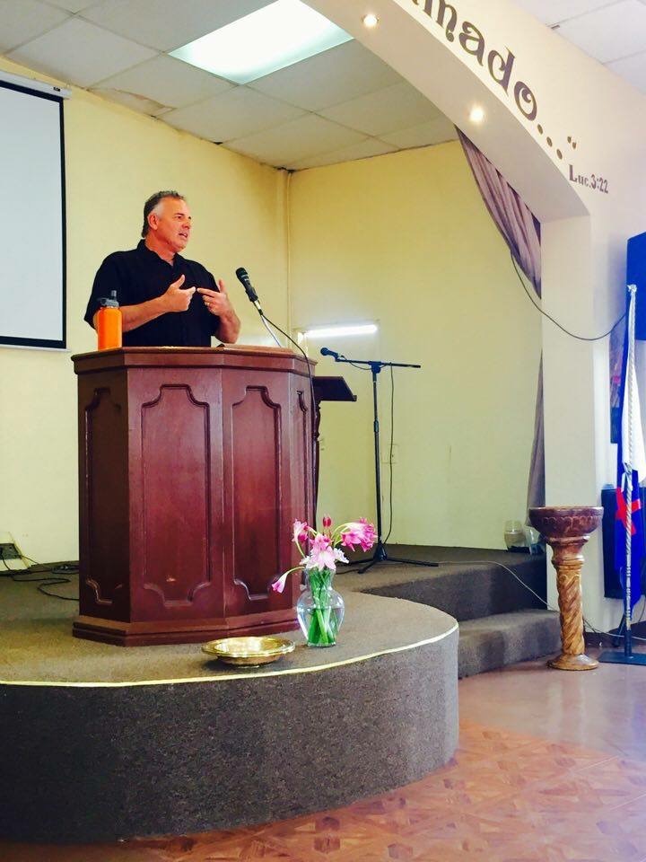Dave preaching at La Nueva Jerusalén church