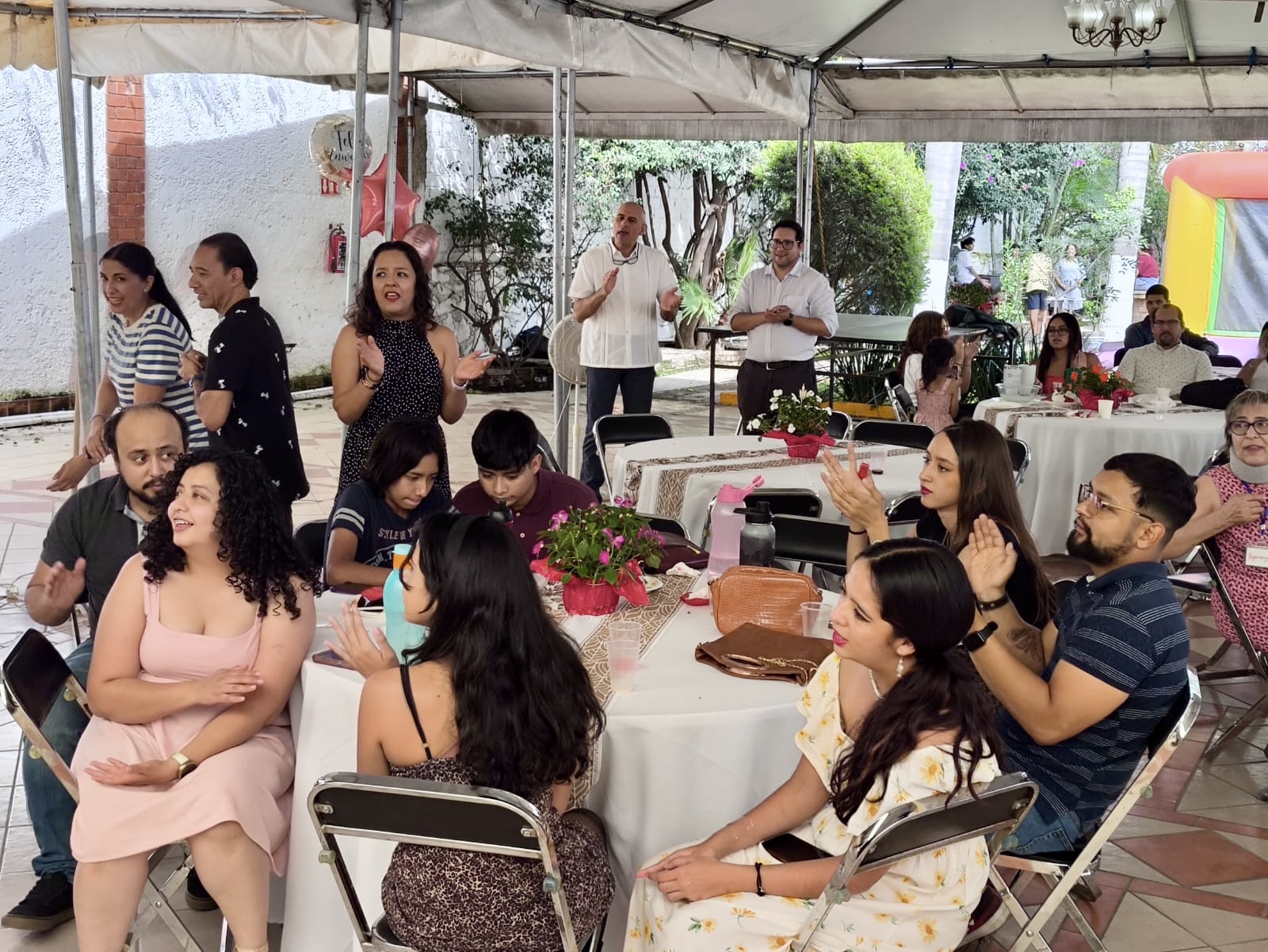 Sunday service at Amor y Verdad in Guadalajara.