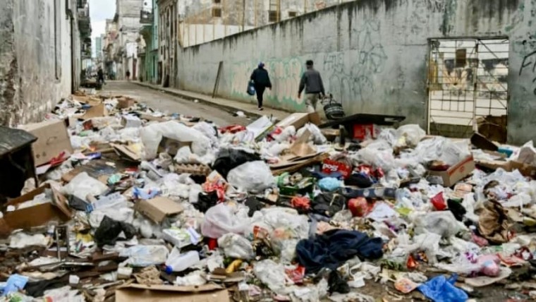Piles of trash in the street corners of the Havanna