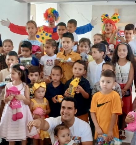 Dairon and Dayana dressed up as clowns for the children.