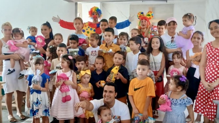 Dairon and Dayana dressed up as clowns for the children.