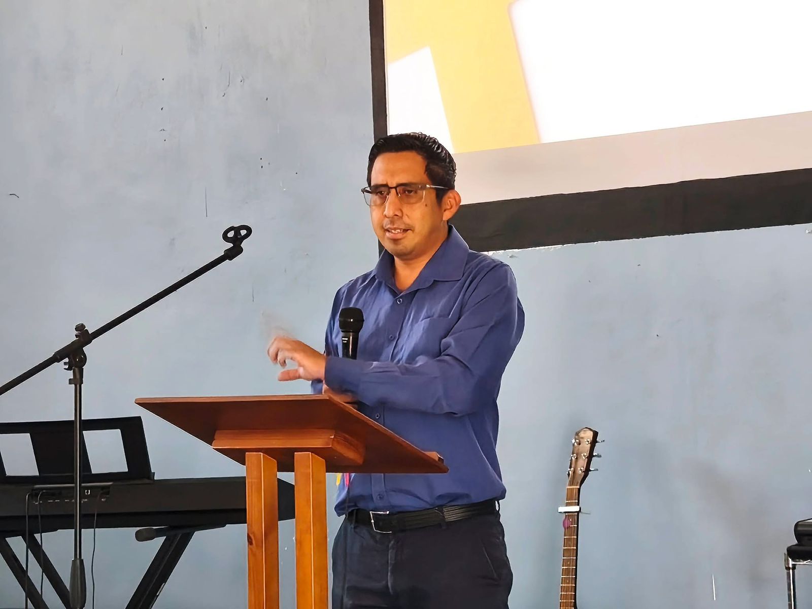 Pastor Noe leading Vida Durango Church.