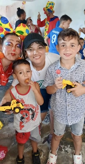 Yaima and Lety the Clown with the kids