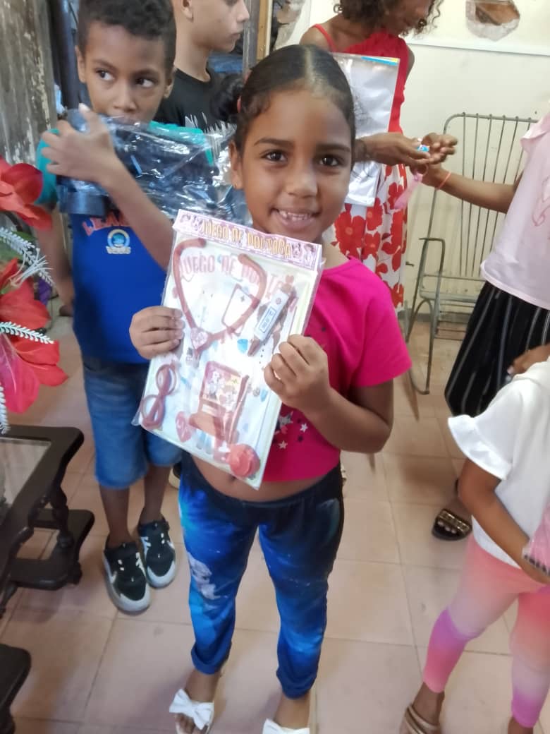 A simple gift that opened the door to share the love of Christ. 🎁🌟