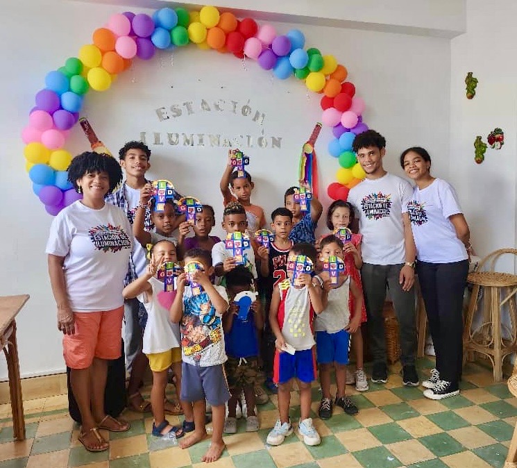 Yarelis and her team reaching young hearts and building relationships through Hannah’s Toys of Hope. 🎁😊