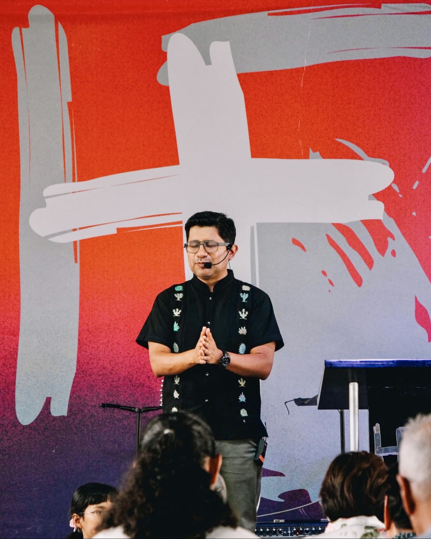 Pastor Eliel Osorio faithfully sharing God’s Word with a full house at Hospital de Fe. 📖🔥