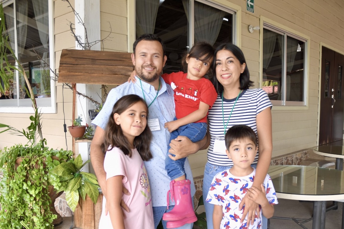 Pastor Esdras and his wife Mariana with their children Camila, Elias and Ema.